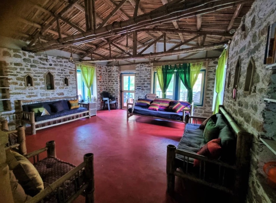 Dea Avnovā, Mandal - family-room lounge